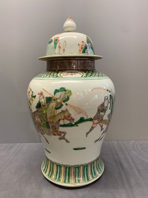 A pair of famille verte-style 'warriors on horseback' vases and covers, Samson, Paris, 19th C. — photo 12