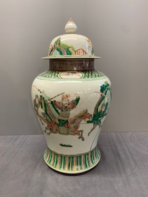 A pair of famille verte-style 'warriors on horseback' vases and covers, Samson, Paris, 19th C. — photo 13