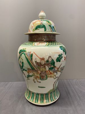 A pair of famille verte-style 'warriors on horseback' vases and covers, Samson, Paris, 19th C. — photo 14