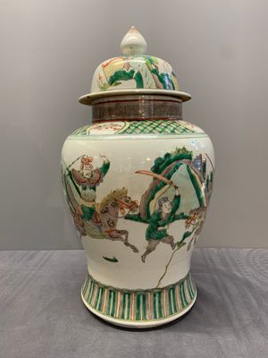 A pair of famille verte-style 'warriors on horseback' vases and covers, Samson, Paris, 19th C. — photo 2