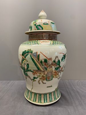 A pair of famille verte-style 'warriors on horseback' vases and covers, Samson, Paris, 19th C. — photo 3