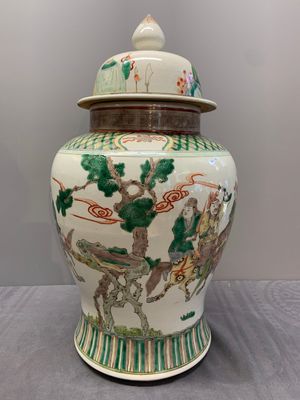 A pair of famille verte-style 'warriors on horseback' vases and covers, Samson, Paris, 19th C. — photo 4