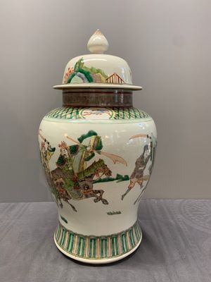 A pair of famille verte-style 'warriors on horseback' vases and covers, Samson, Paris, 19th C. — photo 5