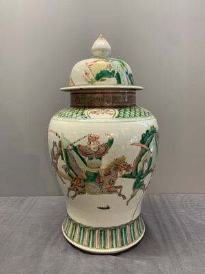A pair of famille verte-style 'warriors on horseback' vases and covers, Samson, Paris, 19th C. — photo 6