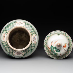 A pair of famille verte-style 'warriors on horseback' vases and covers, Samson, Paris, 19th C. — photo 5