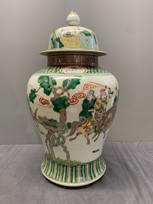 A pair of famille verte-style 'warriors on horseback' vases and covers, Samson, Paris, 19th C. — foto 11