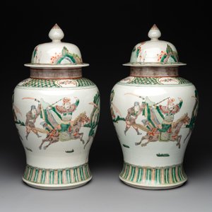 A pair of famille verte-style 'warriors on horseback' vases and covers, Samson, Paris, 19th C. — foto 2