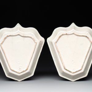 A pair of fine blue and white Dutch Delft leaf-shaped dishes with travellers in a landscape, early 18th C. — photo 2