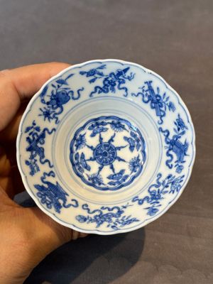 A pair of fine Chinese blue and white ' bats and flowers' bowls, Yongzheng mark, 19th C. — foto 2