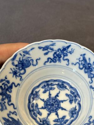 A pair of fine Chinese blue and white ' bats and flowers' bowls, Yongzheng mark, 19th C. — foto 3