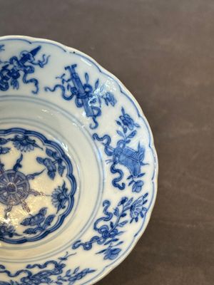 A pair of fine Chinese blue and white ' bats and flowers' bowls, Yongzheng mark, 19th C. — foto 4