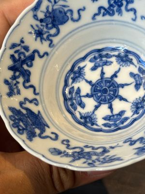 A pair of fine Chinese blue and white ' bats and flowers' bowls, Yongzheng mark, 19th C. — foto 5