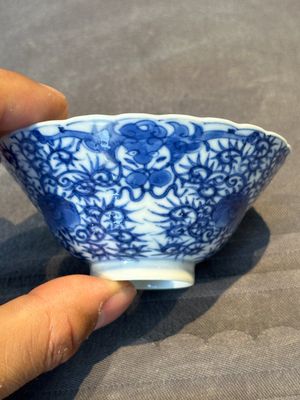 A pair of fine Chinese blue and white ' bats and flowers' bowls, Yongzheng mark, 19th C. — foto 6