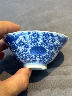 A pair of fine Chinese blue and white ' bats and flowers' bowls, Yongzheng mark, 19th C. — foto 7