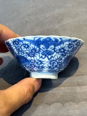 A pair of fine Chinese blue and white ' bats and flowers' bowls, Yongzheng mark, 19th C. — foto 8