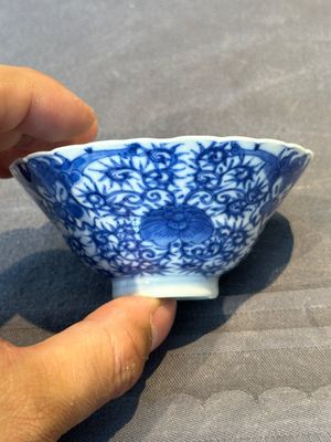 A pair of fine Chinese blue and white ' bats and flowers' bowls, Yongzheng mark, 19th C. — foto 9