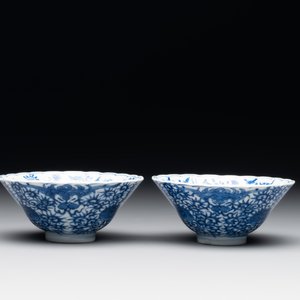 A pair of fine Chinese blue and white ' bats and flowers' bowls, Yongzheng mark, 19th C. — foto 2