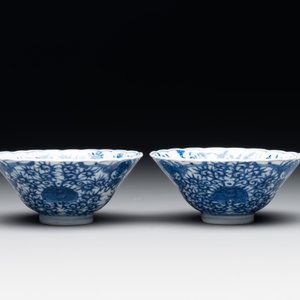 A pair of fine Chinese blue and white ' bats and flowers' bowls, Yongzheng mark, 19th C. — foto 3