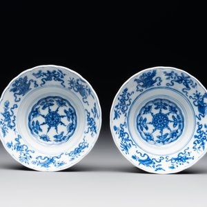 A pair of fine Chinese blue and white ' bats and flowers' bowls, Yongzheng mark, 19th C. — foto 4
