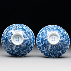 A pair of fine Chinese blue and white ' bats and flowers' bowls, Yongzheng mark, 19th C. — foto 5