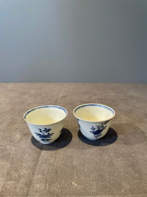 A pair of fine Chinese blue and white cups, Chenghua mark, Kangxi — foto 1