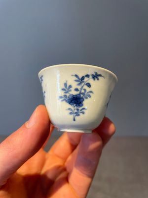 A pair of fine Chinese blue and white cups, Chenghua mark, Kangxi — foto 11