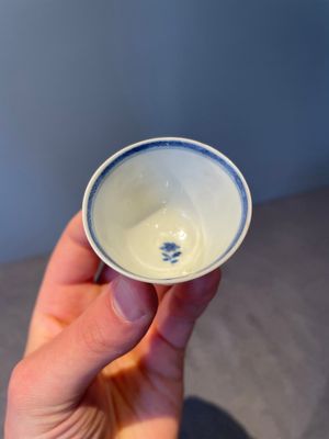 A pair of fine Chinese blue and white cups, Chenghua mark, Kangxi — foto 14