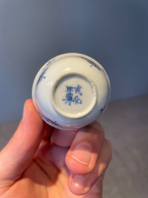 A pair of fine Chinese blue and white cups, Chenghua mark, Kangxi — foto 15