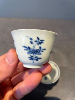 A pair of fine Chinese blue and white cups, Chenghua mark, Kangxi — foto 2