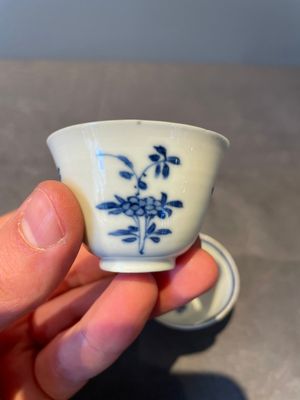 A pair of fine Chinese blue and white cups, Chenghua mark, Kangxi — foto 3