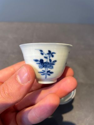 A pair of fine Chinese blue and white cups, Chenghua mark, Kangxi — foto 4