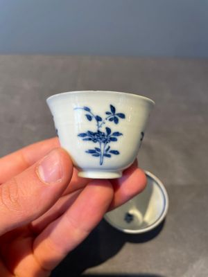 A pair of fine Chinese blue and white cups, Chenghua mark, Kangxi — foto 5