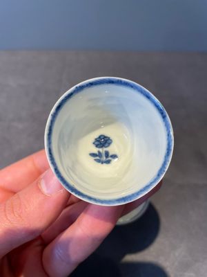 A pair of fine Chinese blue and white cups, Chenghua mark, Kangxi — foto 6