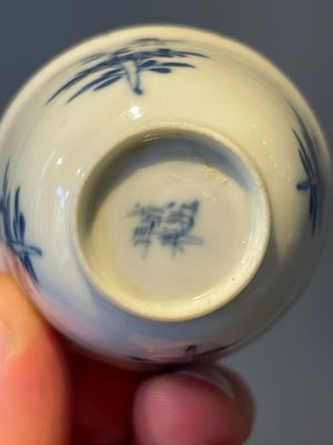 A pair of fine Chinese blue and white cups, Chenghua mark, Kangxi — foto 7