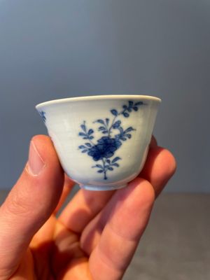 A pair of fine Chinese blue and white cups, Chenghua mark, Kangxi — foto 9