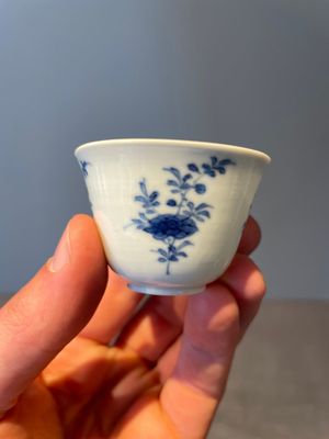 A pair of fine Chinese blue and white cups, Chenghua mark, Kangxi — foto 10