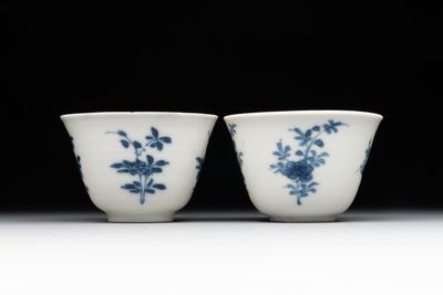A pair of fine Chinese blue and white cups, Chenghua mark, Kangxi