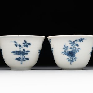 A pair of fine Chinese blue and white cups, Chenghua mark, Kangxi — foto 1