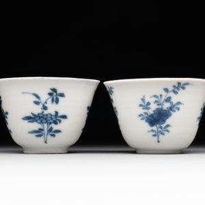 A pair of fine Chinese blue and white cups, Chenghua mark, Kangxi — foto 2