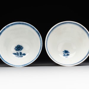 A pair of fine Chinese blue and white cups, Chenghua mark, Kangxi — foto 3