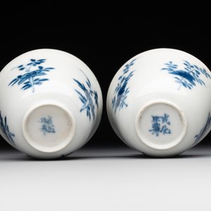 A pair of fine Chinese blue and white cups, Chenghua mark, Kangxi — foto 4