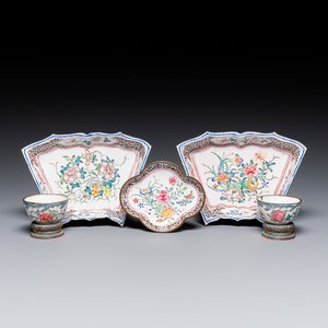 A pair of fine Chinese Canton enamel cups and three saucers with floral design, Yongzheng/Qianlong — photo 1
