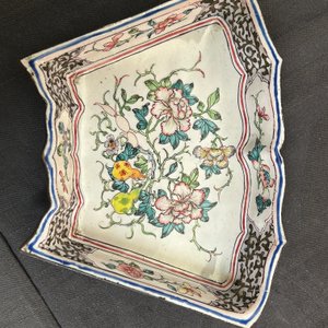 A pair of fine Chinese Canton enamel cups and three saucers with floral design, Yongzheng/Qianlong — photo 13