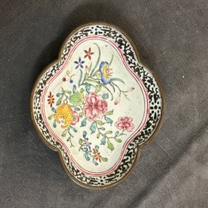 A pair of fine Chinese Canton enamel cups and three saucers with floral design, Yongzheng/Qianlong — photo 15