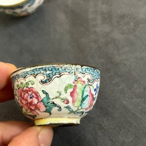 A pair of fine Chinese Canton enamel cups and three saucers with floral design, Yongzheng/Qianlong — photo 26