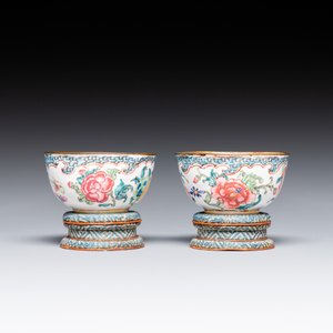 A pair of fine Chinese Canton enamel cups and three saucers with floral design, Yongzheng/Qianlong — photo 4