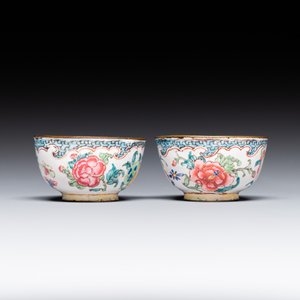 A pair of fine Chinese Canton enamel cups and three saucers with floral design, Yongzheng/Qianlong — photo 5