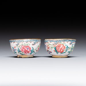 A pair of fine Chinese Canton enamel cups and three saucers with floral design, Yongzheng/Qianlong — photo 7