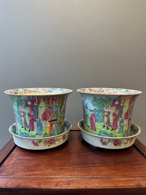 A pair of fine Chinese Canton famille rose jardinieres on stands, 19th C. — 照片 1