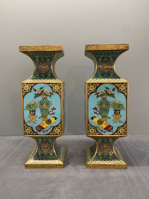 A pair of fine Chinese cloisonné square 'gu' vases with antiquities, 19/20th C. — photo 1